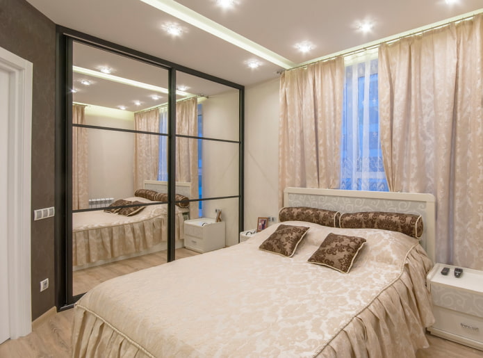 guarda-roupa com fachada espelhada no interior do quarto
