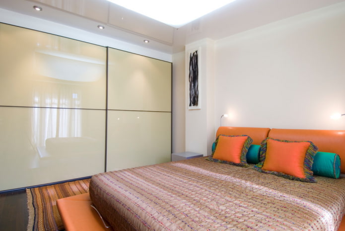 guarda-roupa deslizante com fachada brilhante no interior do quarto