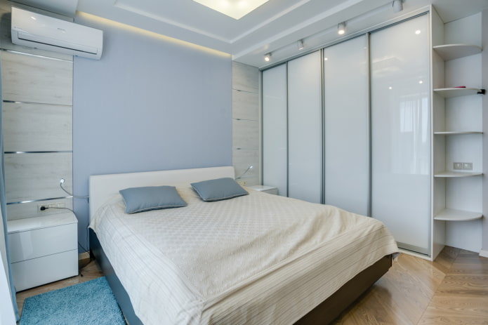 branco-colorido Guarda-roupa com portas de correr no interior de um quarto