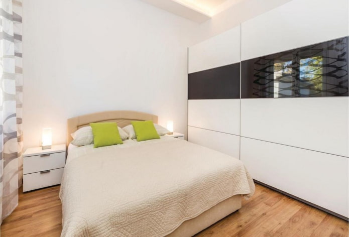 guarda-roupa preto e branco no interior do quarto