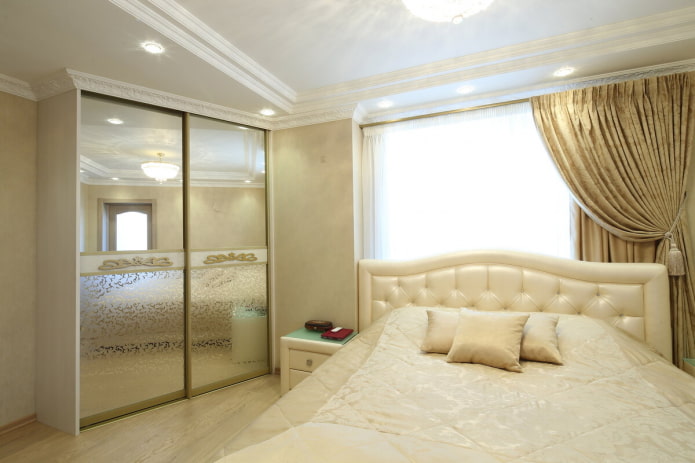 guarda-roupa com fachada espelhada no interior do quarto