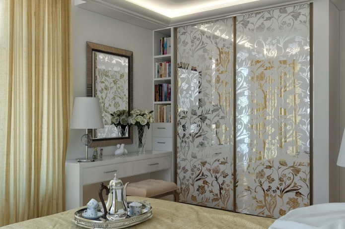 guarda-roupa com fachada espelhada no interior do quarto