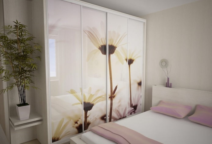 guarda-roupa com fachada com impressão de fotos no interior do quarto