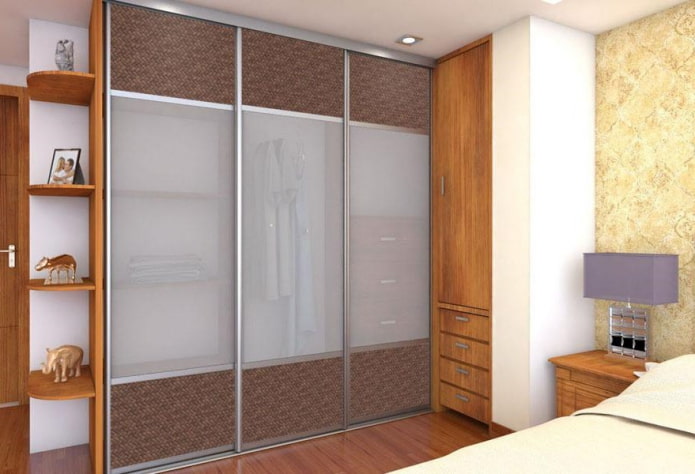 guarda-roupa deslizante com acabamento em vime na fachada do quarto
