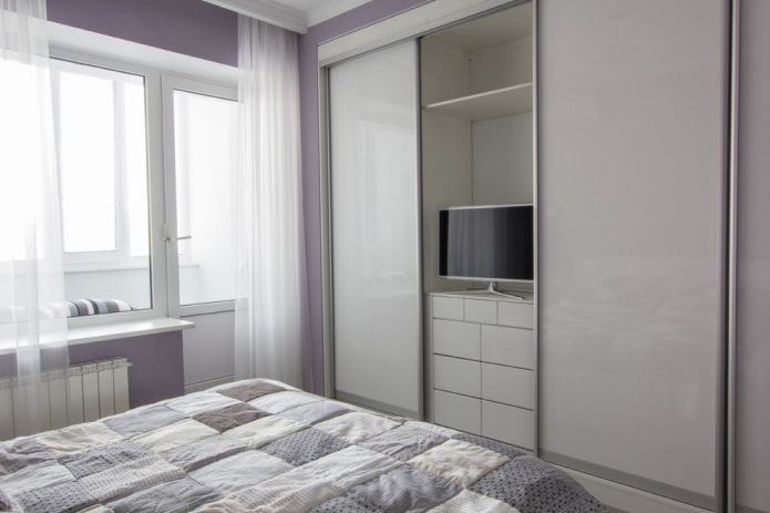 guarda-roupa com TV no interior do quarto