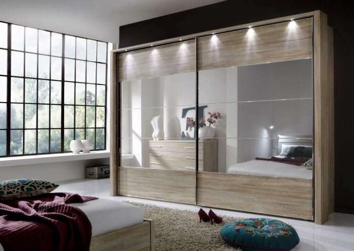 um guarda-roupa deslizante com iluminação no interior do quarto