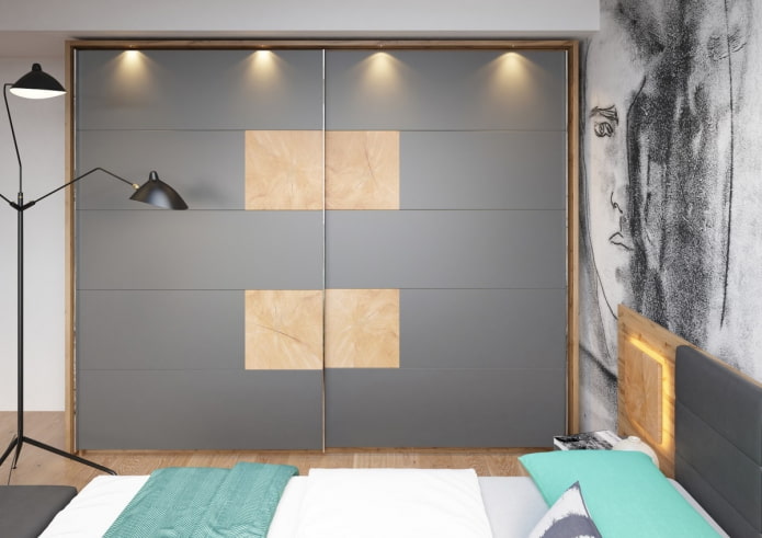 um guarda-roupa deslizante com iluminação no interior do quarto
