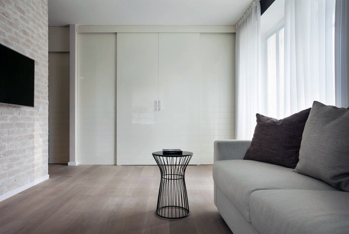 Guarda-roupa lacônico branco na sala de estar