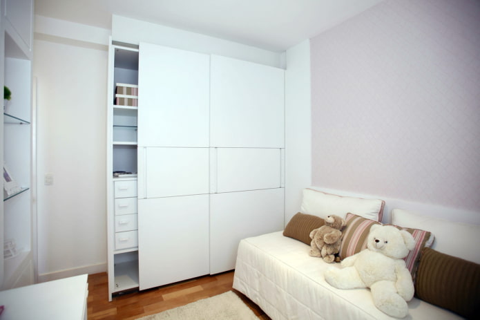 Guarda-roupa embutido branco no quarto das crianças