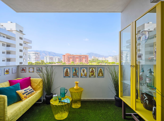 Armário amarelo com portas