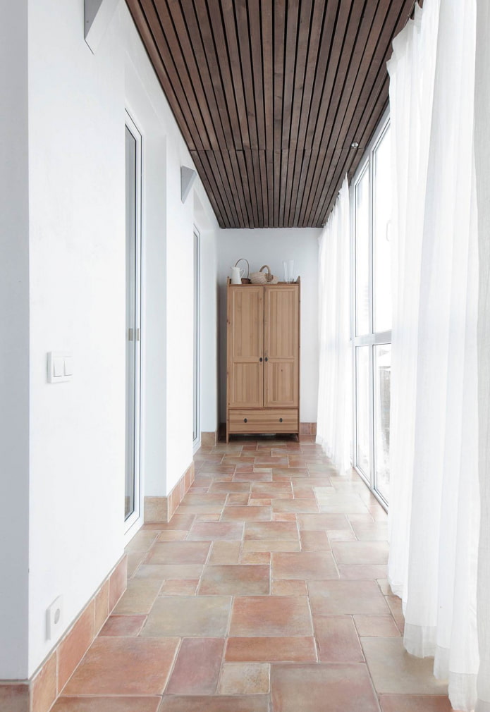 guarda-roupa de madeira