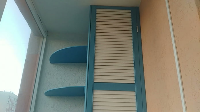 guarda-roupa com portas de veneziana