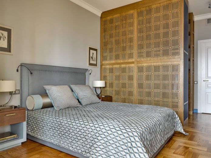 guarda-roupa de madeira como divisória no interior