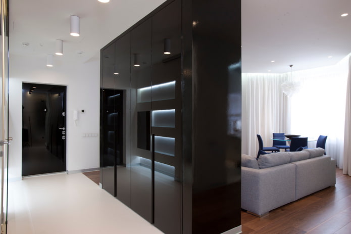 guarda-roupa preto como divisória no interior