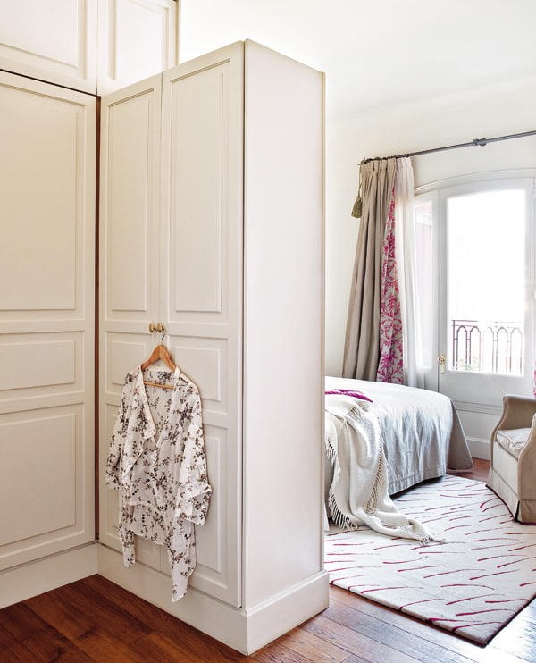 guarda-roupa de canto em forma de divisória no interior