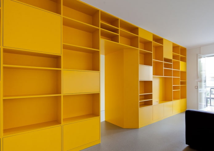 guarda-roupa amarelo em forma de divisória no interior