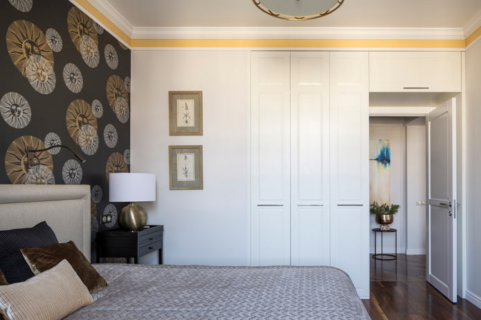 guarda-roupa com uma porta em forma de divisória no interior