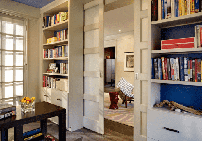 guarda-roupa com uma porta em forma de divisória no interior