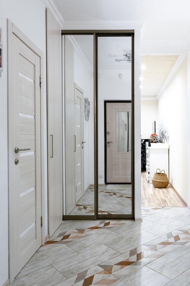 guarda-roupa em forma de divisória no interior do corredor