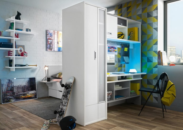 guarda-roupa em forma de divisória no interior de um quarto infantil