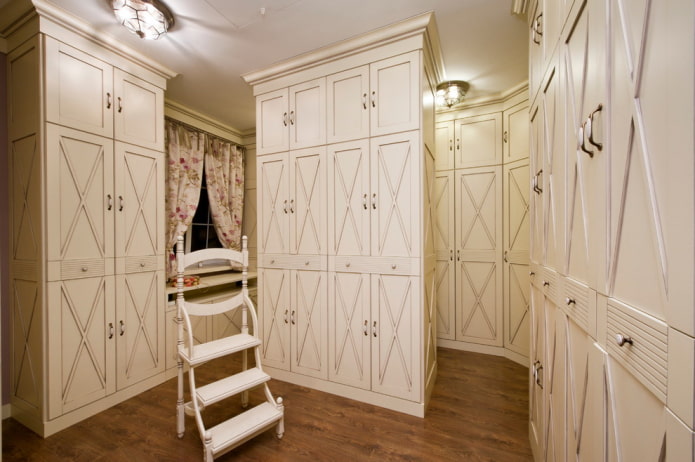 um guarda-roupa em forma de divisória no interior no estilo provençal