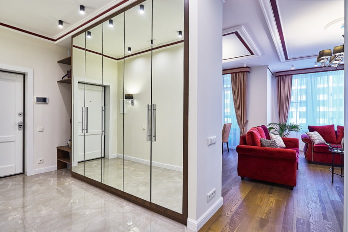 um guarda-roupa em forma de divisória no interior do corredor-sala de estar