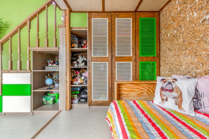 guarda-roupa sob a escada no interior