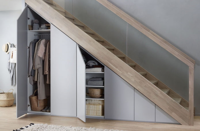 guarda-roupa com portas de batente sob a escada