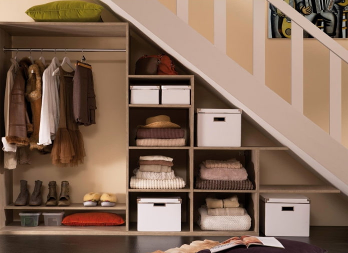 guarda-roupa aberto embutido sob a escada