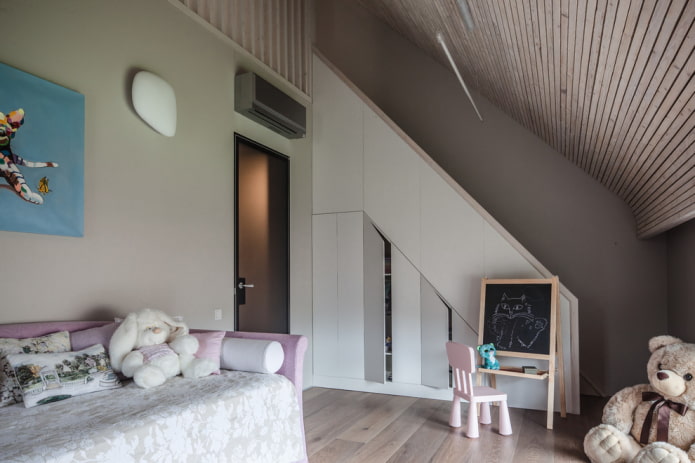 armário embaixo da escada em uma casa particular