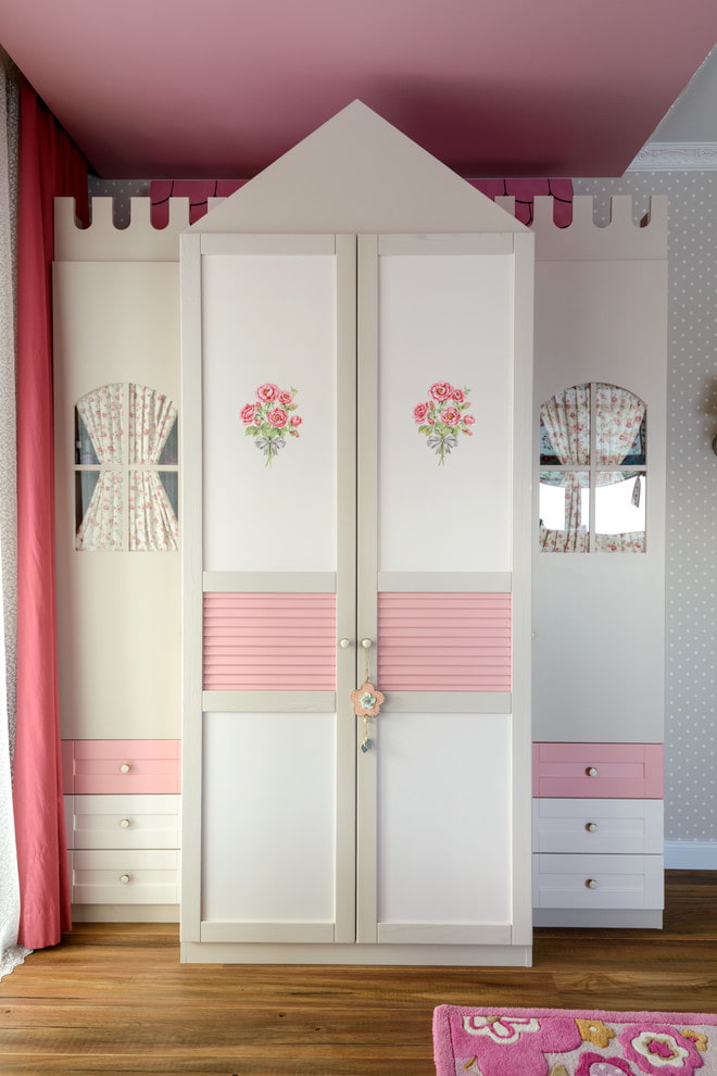 guarda-roupa em formato de casa no interior do quarto das crianças