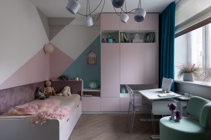 guarda-roupa no interior de um quarto infantil para uma menina