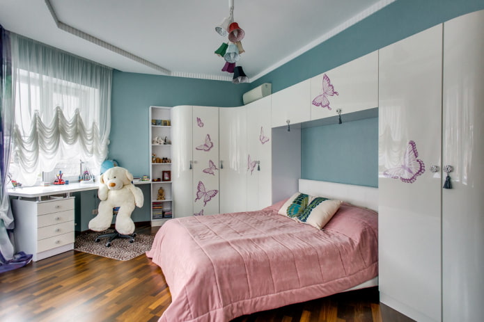 armário de plástico no interior do quarto infantil