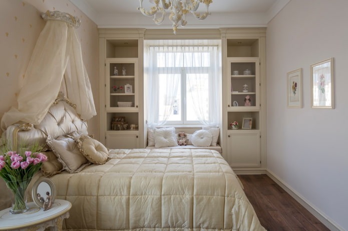 guarda-roupa no interior de um quarto infantil em estilo clássico