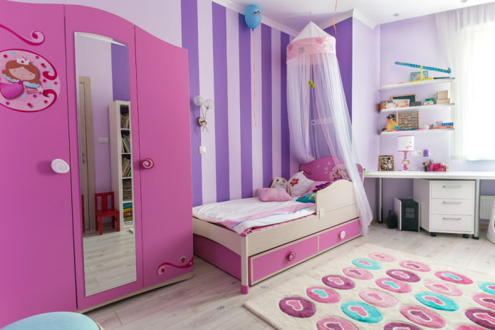guarda-roupa rosa no quarto das crianças