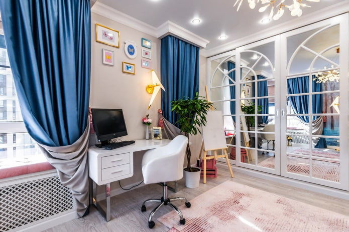 guarda-roupa ao longo de toda a parede no interior do berçário