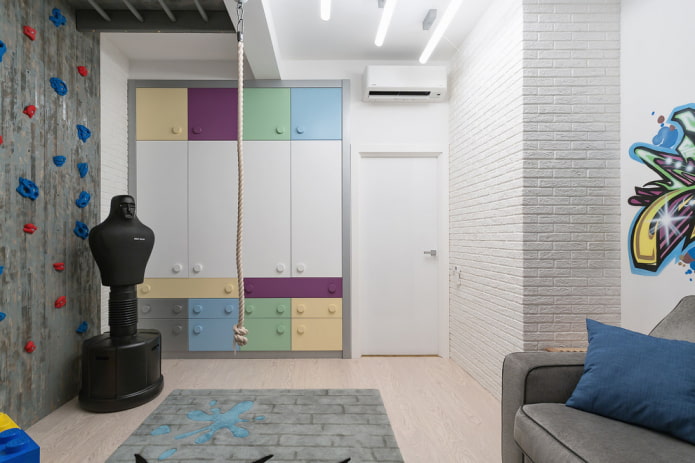guarda-roupa em um nicho no interior de um quarto infantil