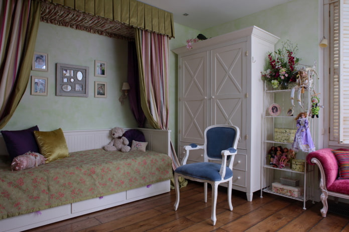 guarda-roupa no interior de um quarto infantil em estilo provençal