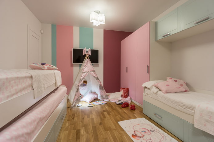 guarda-roupa no interior de um quarto infantil para meninas