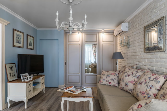 guarda-roupa no interior do corredor em estilo provençal