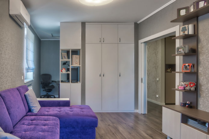 guarda-roupa com portas de vaivém no interior do corredor