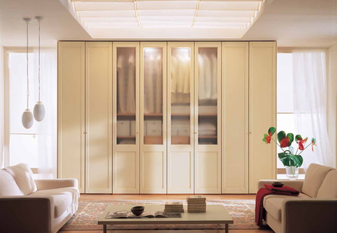 guarda-roupa com portas de vaivém no interior do corredor