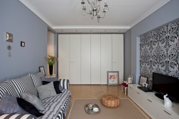 guarda-roupa com portas de vaivém no interior do corredor