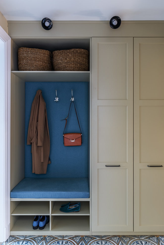 guarda-roupa combinado no interior do corredor