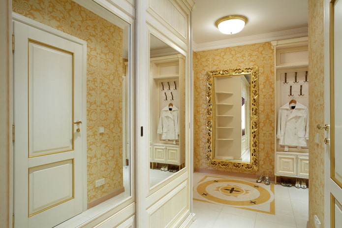 guarda-roupa no interior do corredor em estilo clássico
