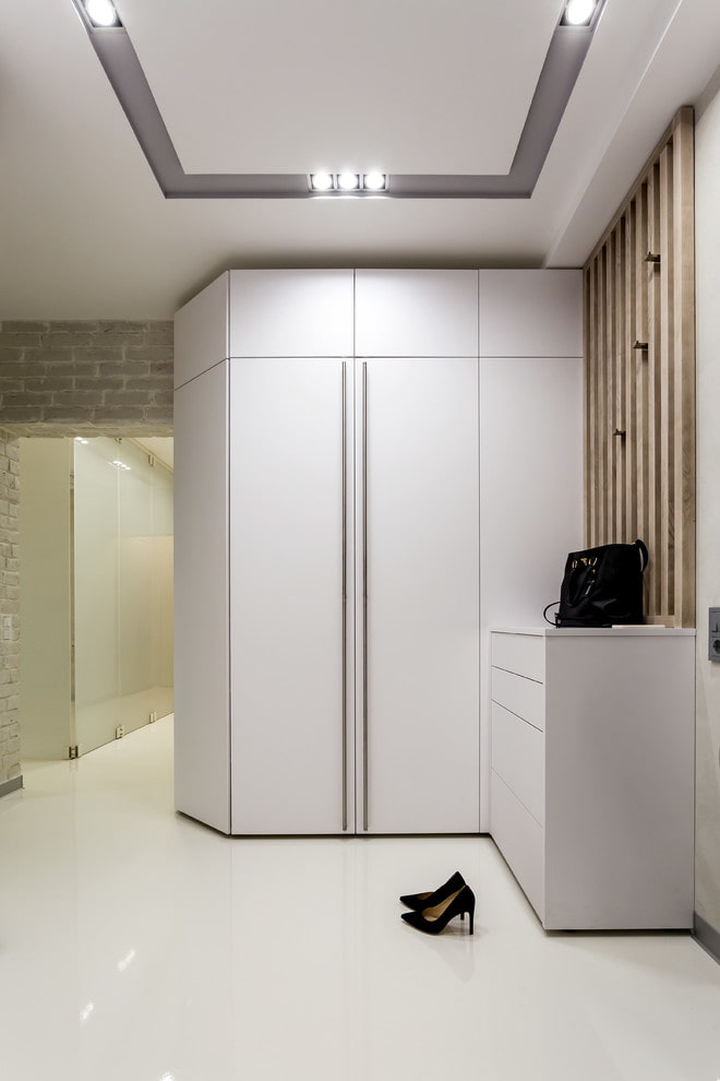 Corredor com guarda-roupa