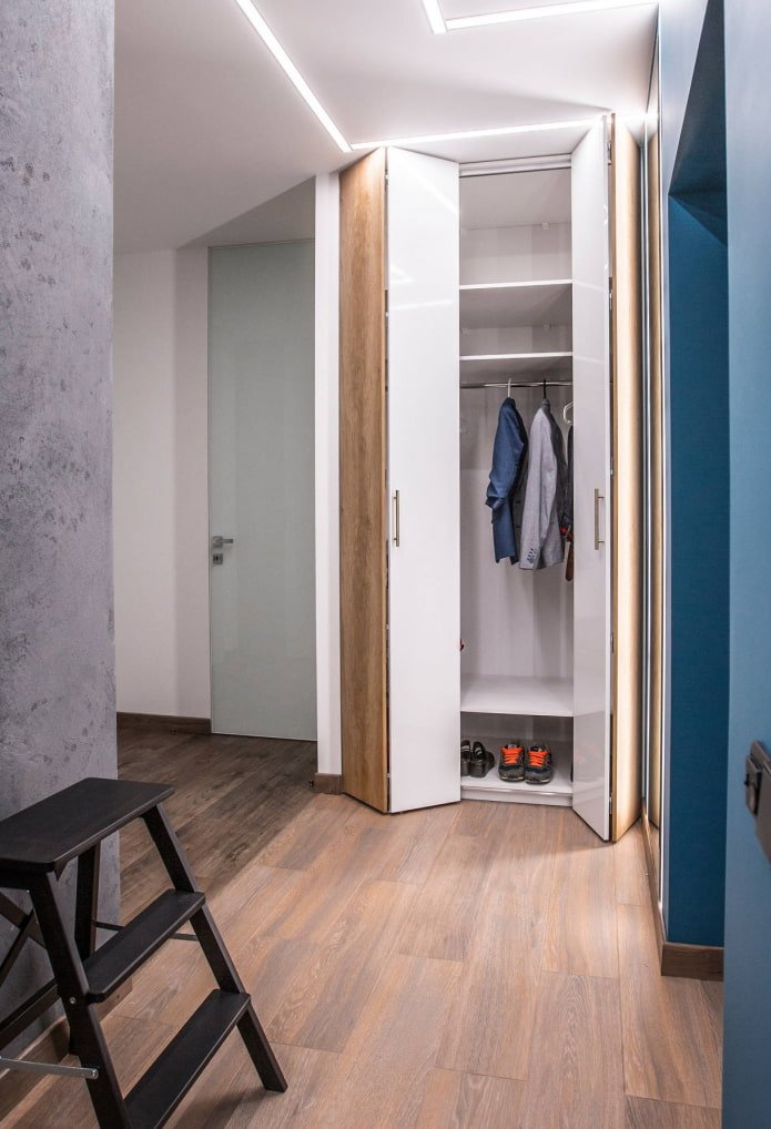 enchimento de um guarda-roupa deslizante no interior de um corredor