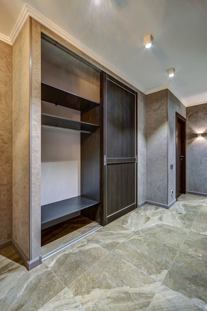 enchimento de um guarda-roupa deslizante no interior de um corredor