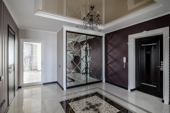 guarda-roupa no interior do corredor em estilo clássico