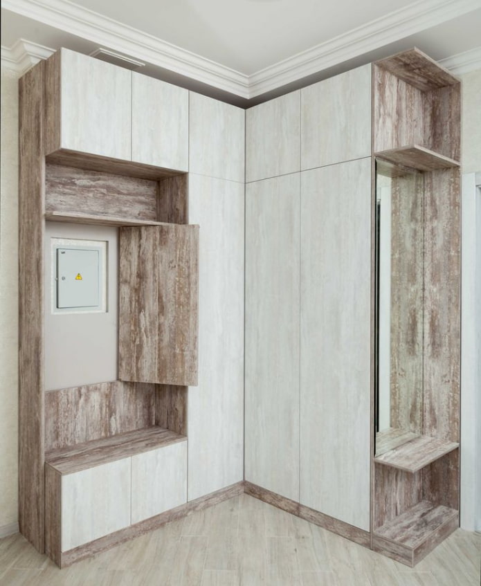 guarda-roupa em forma de L no interior do corredor
